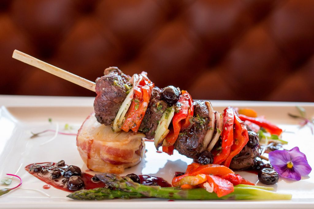 Brochetas de lomito con reducción de arándanos – The Market