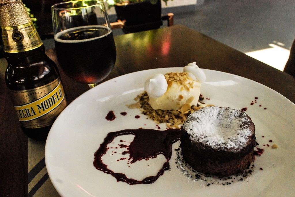 Coulant de chocolate con Negra Modelo (Pecado, lugar de postres)