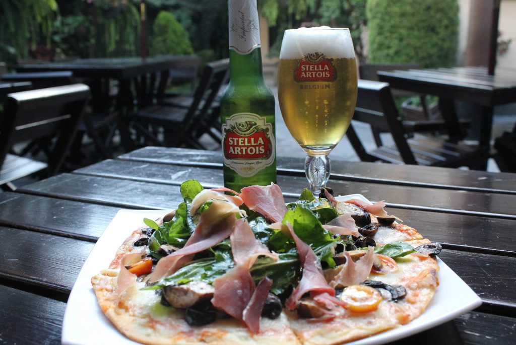 Pizza rúcula y jamón serrano con Stella Artois (Sensi beer and wine garden)