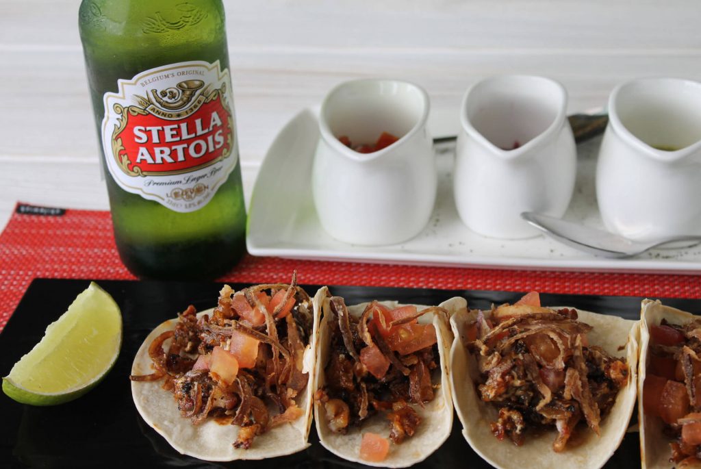 Tacos de chicharrón de pulpo con Stella Artois (Distrito 57, Cayalá)