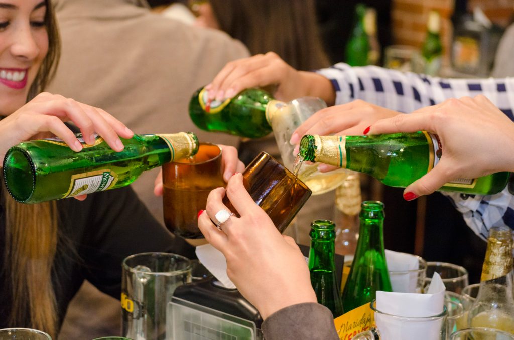 100-montaditos-cerveza-clara-maridajes-foodies-brindando-brindis-restaurante-guatemala