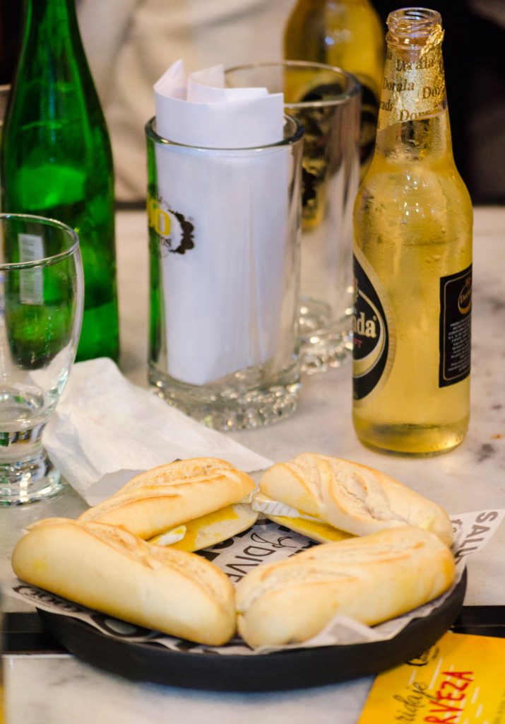 100-montaditos-maridajes-cerveza-clara-primer-montadito-mostaza-miel-queso-brie-experiencia-foodies-restaurante-guatemala