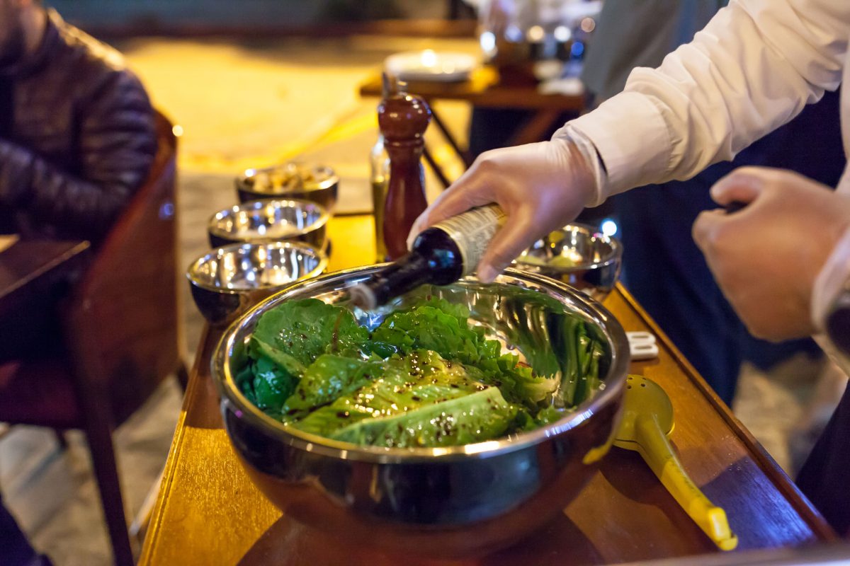 foodie-club-picasso-hotel-intercontinental-cena-ensalada-aviator-kitchen-table-cesar-preparacion-mesa