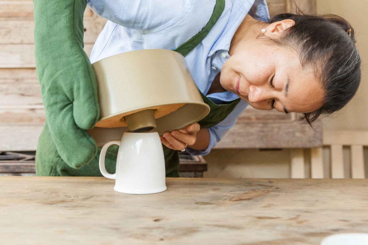 Utiliza una taza para sostener el pastel en lo que se enfría