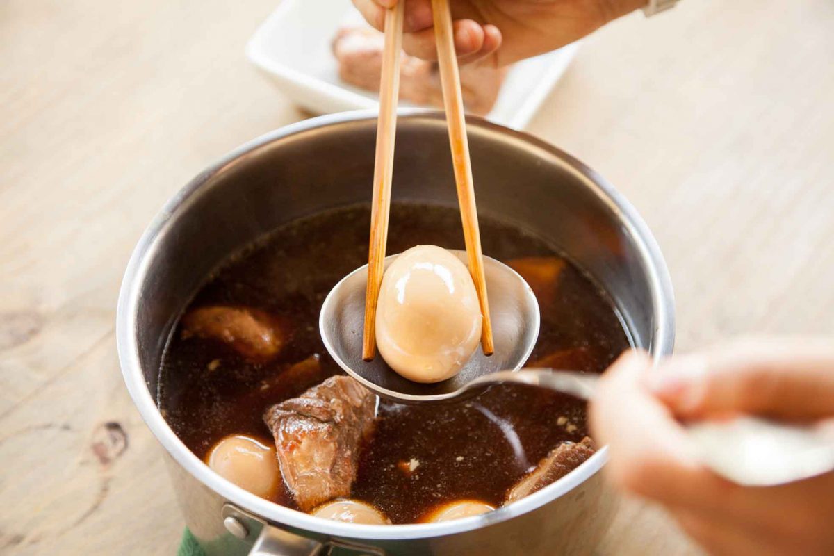 Añade los huevos duros al caldo